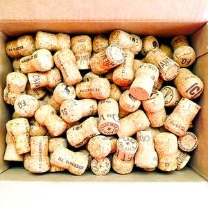 🍾 Medium-size box full of Champagne & Wine Corks